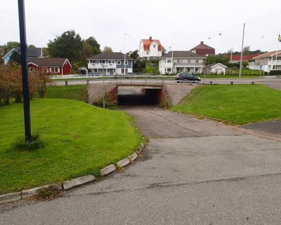 Foto 3: Fotoriktning västerut. Fotot visar cykelvägen som angränsar norr om utredningsområdet och porten under Önneredsvägen. 3.3 Geologi, geotekniska förhållanden och hydrologi Marken utgörs överst av mulljord (mäktighet 0,2-0,3 m) följt av torrskorplera och lera (2,5-2,8 m djup).