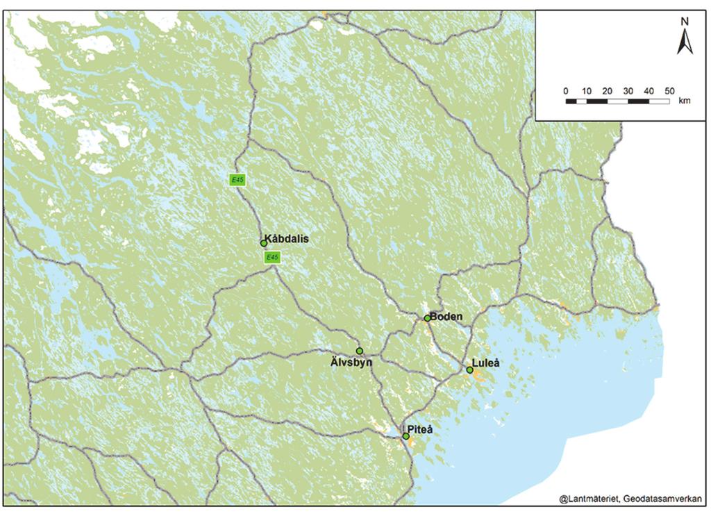 inlandsbanan korsar väg E45 i plan och slutar norr om infarten till skidanläggningen.