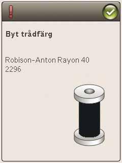 6. Frigör ett tillräckligt stort utrymme runt maskinen för i övertråden och tryck på Obs! Maskinen har funktionen automatiskt trådklipp av hoppstygn.