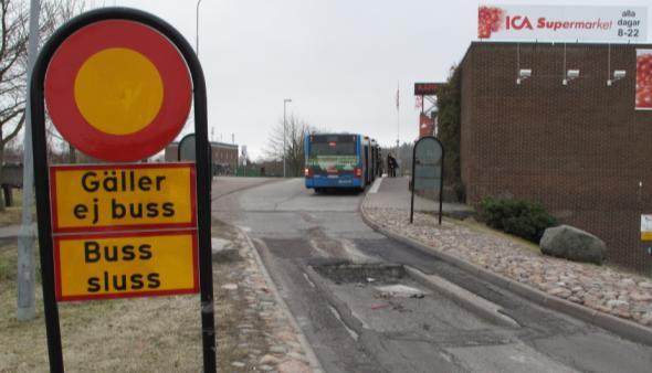 Kärra centrum upplevs idag som mycket slitet, nedgånget, mörkt och otryggt vilket gör att inte många vill vistas eller besöka centrumet när det är mörkt