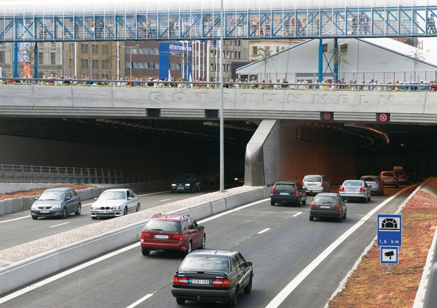 SLUTSATSER Slutsatser Götatunneln är en mycket väl utformad och ljussättningen inne i tunneln ger en tydlig och ren med intresseväckande inslag räcken är vackra för att vara vägbroar och har