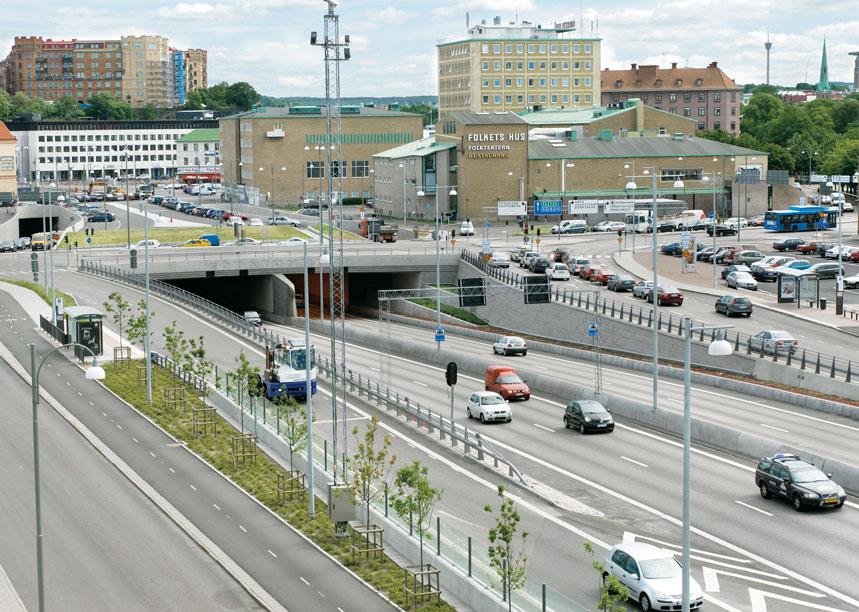 VÄGEN & STADEN 6 Dagens stadsfront stannar innan tunnelmynningen.