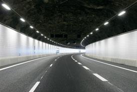 TRAFIKANLÄGGNINGENS KVALITETER OCH BRISTER Materialanvändning Materialet i tunnelns väggar och tak fungerar väl men materialvalet vid mynningarna är mer diskutabelt.