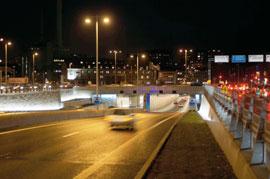 Dagtid hjälper det extra ljuset vid tunnelmynningen till för att ögat ska hinna ställa om sig från dagsljus till den mörkare tunneln. Nattetid ser tunneln ljus och inbjudande ut inuti.