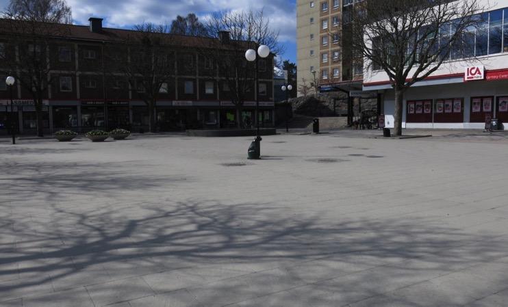 Ut från skylten löper en röd neonlinje längs med fasaderna runt centrum som binder samman husen. Kärrtorpsplan omgärdas av en fin granitmur.
