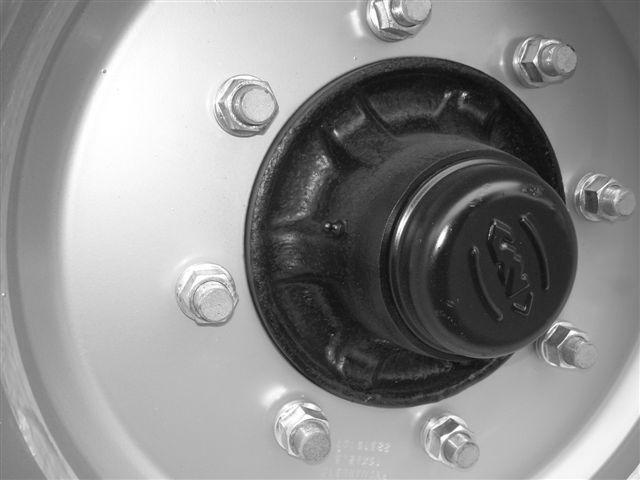 Boggielager ( nippel per sida) ANMÄRKNING: Placera en hydraulisk lyft under chassiet och lyft så mycket att däcken nästan avlastas.