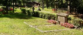 Kyrkomiljön Kumla kyrkby ligger på en ås mitt i slättbygden som kännetecknar mellersta Västmanland. Socknen var länge jordbruksdominerad och gårdarna relativt stora.