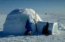 Problem 5 En arktisk upptäcktsresande bygger ett tillfälligt skydd av vindpackad snö. Skyddet är ungefär halvklotformigt med inre radien 1,5 m.