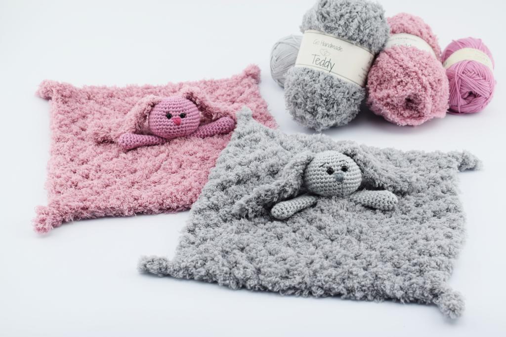 Material: - Virknålnr. 3, 4 & 5 - Go Handmade Teddy garn - Go Handmade Soft garn - Go Handmade Broderigarn - 1 sätt säkerhetsögon 5mm. - Lite fyllning Storlek: 26x26 cm.