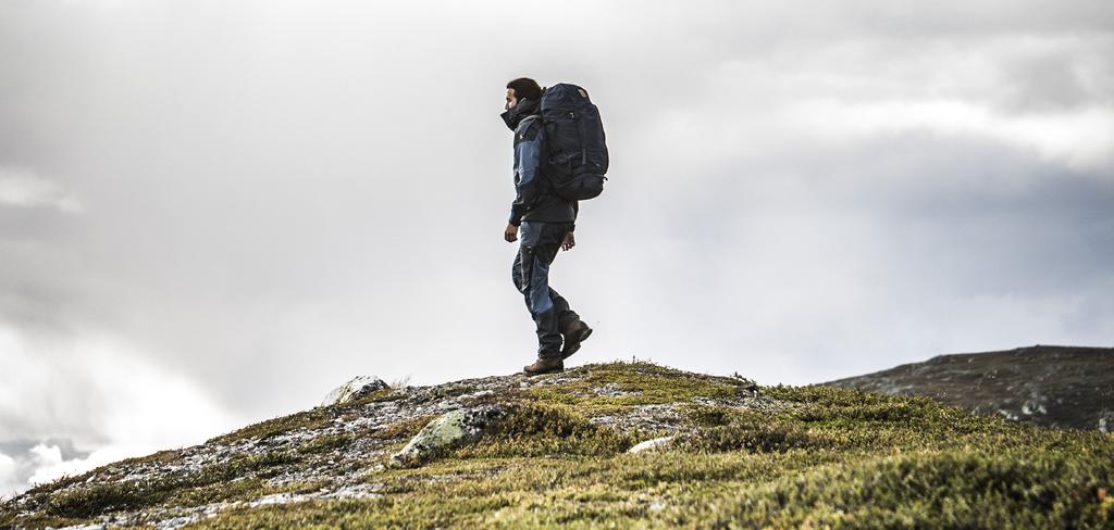 Vår & Sommar 2019 NATUREN VÄNTAR PÅ DIG En lätt bris får den smaragdgröna sjön att krusa sig.