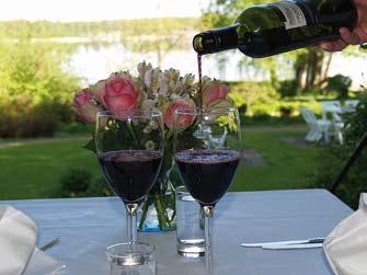 Utsikten, miljön och servicen gör värdshuset till en härlig plats att koppla av på både till vardags och till fest.