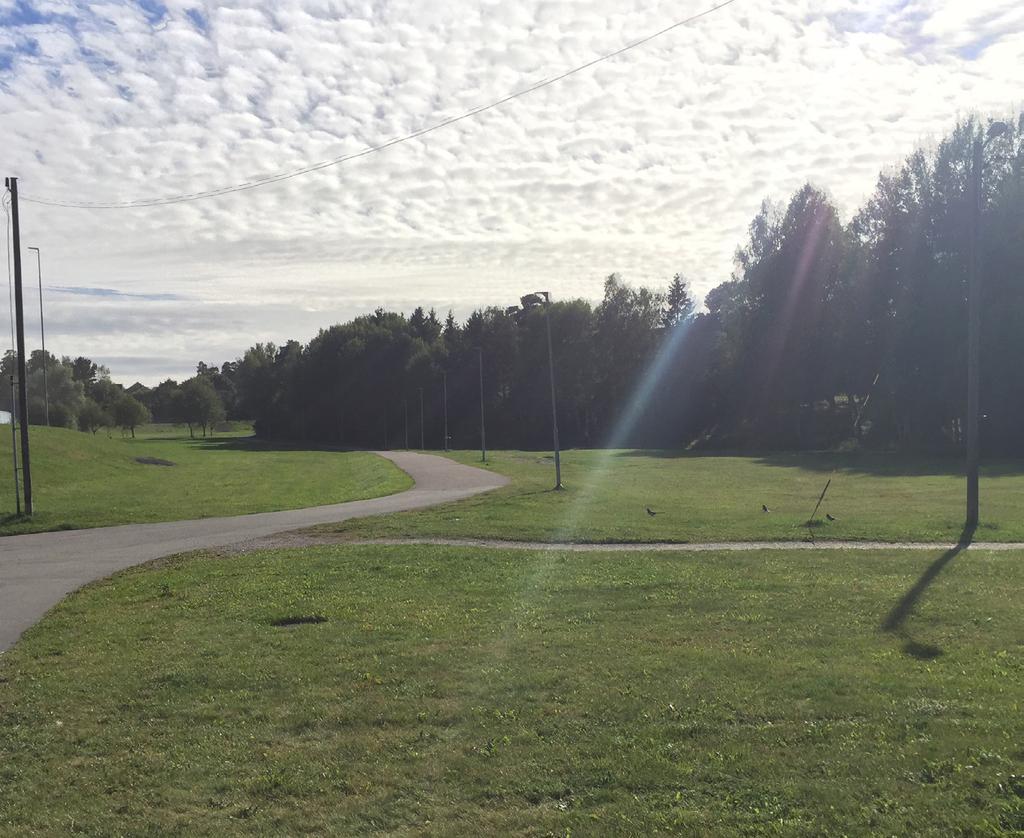 Denna pulkabacke berörs inte av planförslaget och kommer således vara kvar i samma utsträckning som idag. Längs Månstensvägen, väster om planområdet, finns småhus.
