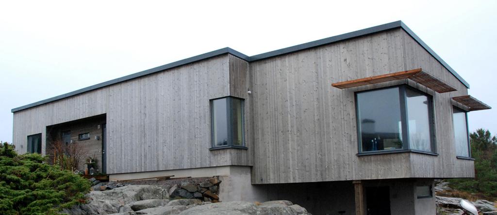 Angöring och parkering sker i första hand på den nordöstra sidan av huset vid entrén, vilket gör att utemiljön som angränsar mot GC-vägen och Granhammarsväg är viktig att gestalta på ett omsorgsfullt