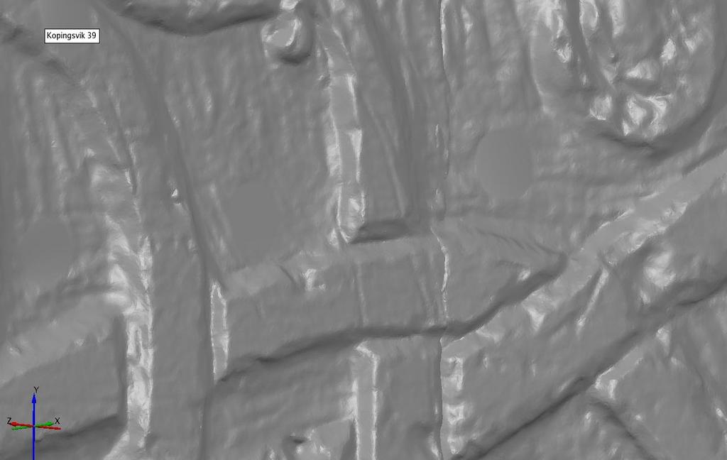 Fig. 8. Detalj av ristning. Där linjerna korsar varandra i bildens mitt ser man tunna skisslinjer. Bearbetningen av stenarna har stor variation.