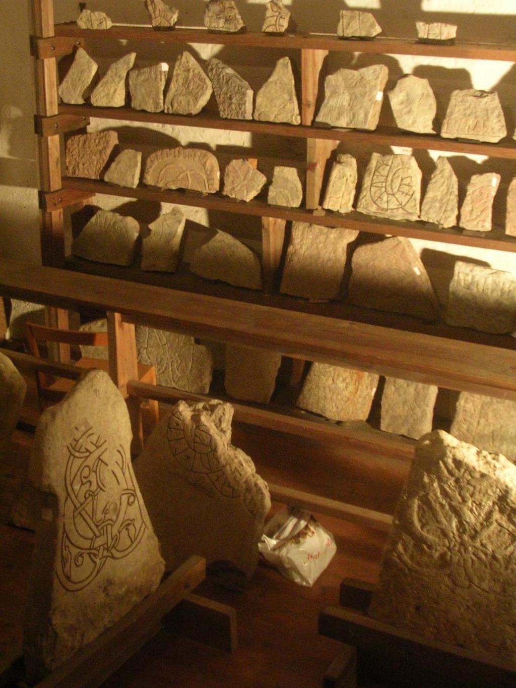 Fig. 1. Runfragment i tornrummet i Köpingsvik kyrka 2006. Foto Laila Kitzler Åhfeldt. Problemområde Det primära problemområdet för denna studie är relationen mellan eskilstunakistor och runstenar.