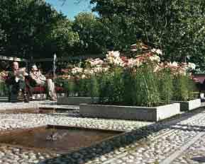 1938 Holger Blom blir stadsträdgårdsmästare. Under hans tid utvecklas den parkstil som blivit känd som Stockholmsskolan.