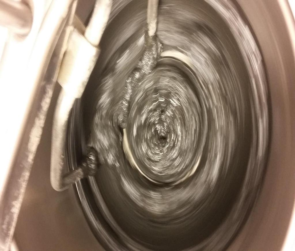 2.2.2 Inblandning och tillverkning av provkroppar Sediment och bindemedel blandades i omgångar, enligt de olika recepten, till homogena massor med hjälp av en degblandare (Figur 6).