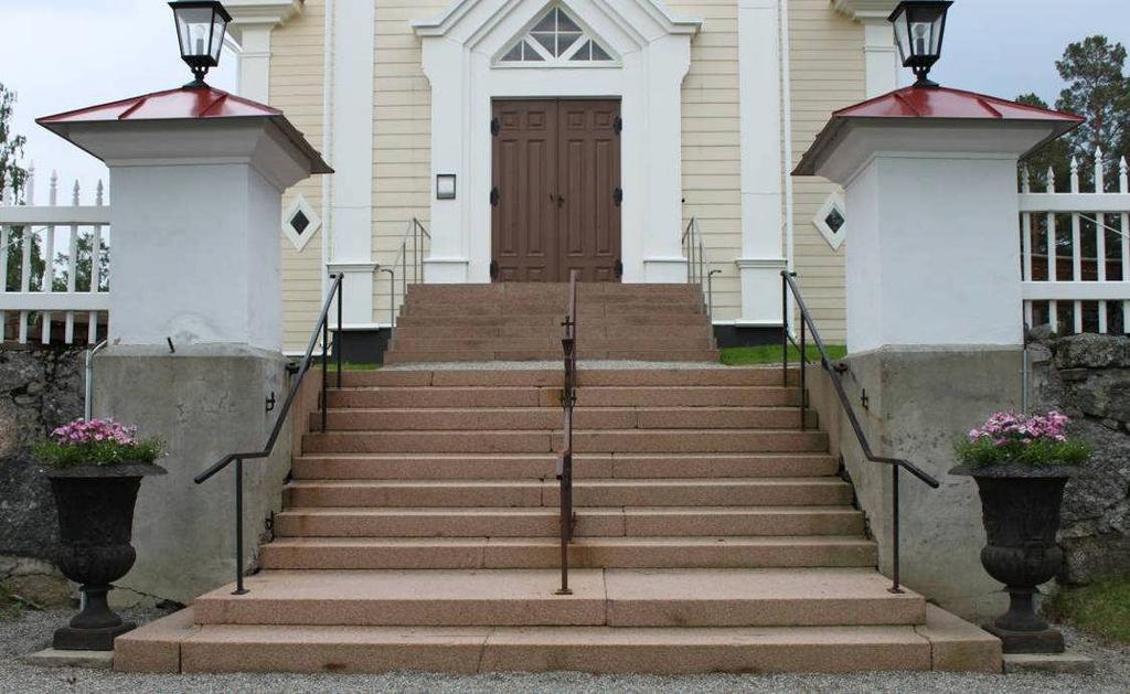 Trappor Huvudentrén är belägen mitt framför tornet och består av en trappa upp till kyrkotomten som tillsammans med trappan till västportalen bildar en ståndsmässig enhet.