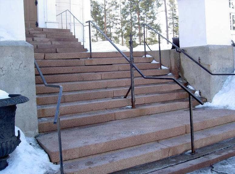 Övre bild: Innan restaurering, trappsteg var lösa.