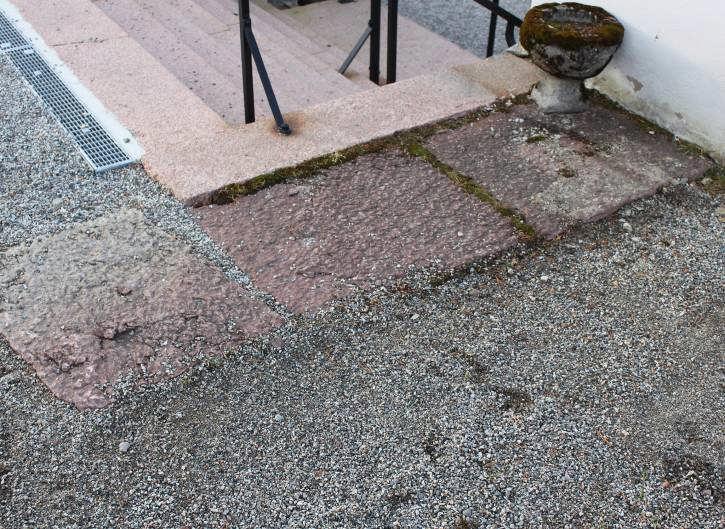 Sockel Kyrkans sockel var putsad med KC-puts och avfärgad i en svart kulör. På flera ställen fanns sprickor och stora putsbortfall.