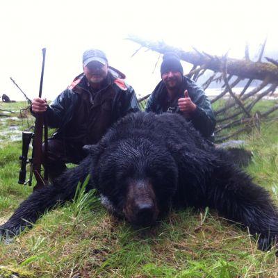 John Sievers och Diana har jobbat samman i 6 år och haft otaliga jägare på Svartbjörnjakt, och vi är stolta att