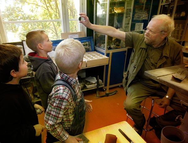 MAURI HELENIUS nät konstisbanor. I Kottby idrottspark färdigställdes två isbanor och i Bocksbacka en mobil konstisbana. Nätverket av huvudfriluftsleder byggdes nästan klart.