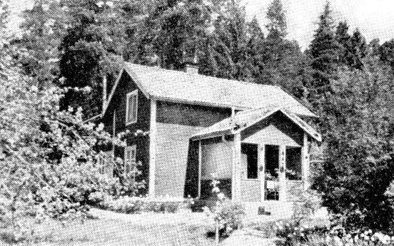 Kulla 2:7, 2:12 Ferdinansborg, Box 34, Krokek: 2 km. fr. jvst. Tax. 9.000 (3.000, 6.000). förvärvad 1934. Till släkten 1903. Trä, 1903, 2 läg., 2 rum, 2 kök, 1 hall.