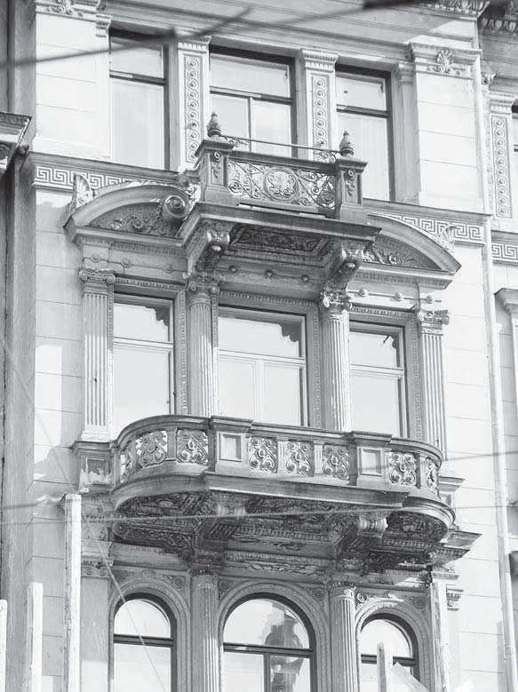 Man genomförde en relativt fri rekonstruktion som innebar att det gjordes avgjutningar av fasadelement från andra byggnader uppförda vid samma tid och att dessa ornament tillsammans med rusticering