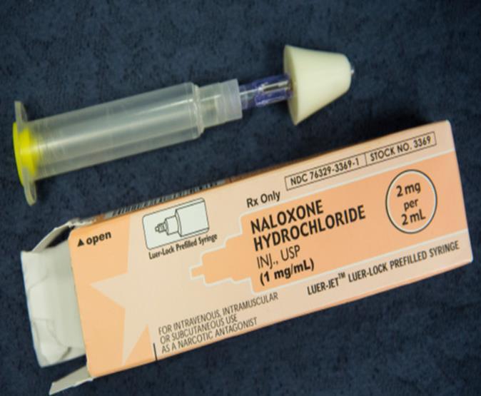 Naloxon häver opioidorsakade överdoser Naloxon har använts inom akutsjukvården över 40 år WHO har gett rekommendationer om att tillgängliggöra naloxon utanför hälso- och sjukvården - till brukare,