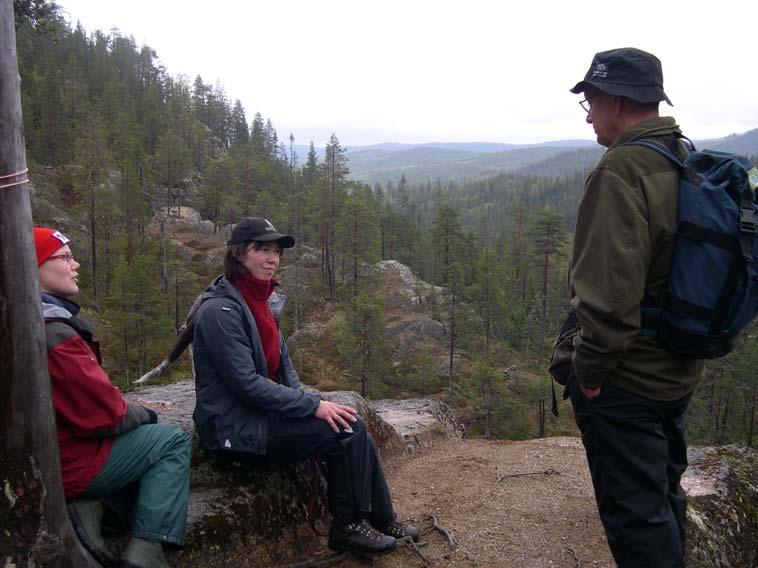 Bild 1. Den markerade leden går runt Stockholmsgatas kanjon och härifrån fås en hisnande utsikt. Bild 2. Utsikt över Uvtjärn i Västernorrland. 4.