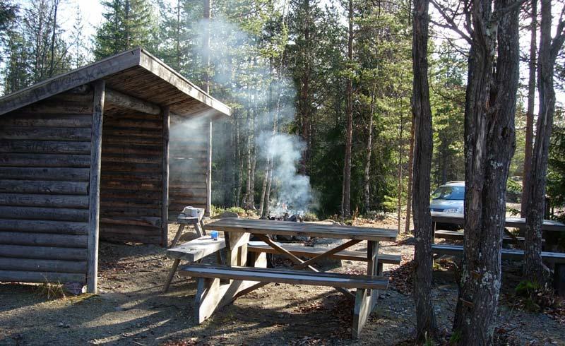 Bild 4. Vid entrén i Västernorrland finns dubbla vindskydd och en rastplats som nyttjas i stor omfattning av bl.a. skolklasser.