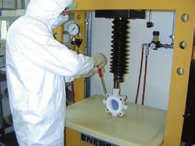 Driftstemperatur: -40 C till +80 C Dimensioner: DN 40-600 (NPS 1½ - 24) UHMWPE: FDA-godkänd Kemisk resistans Kallflytningsförhållande Nötningsbeständighet Dålig utmärkt Specialsäten för ultrarena