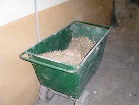 som lätt att manövrera och säker att använda. Hos vissa producenter var kastrationsbänken justerbar efter användarens längd. Nackdelen med denna vagn ansåg de vara halm som kunde sätta sig i hjulen.