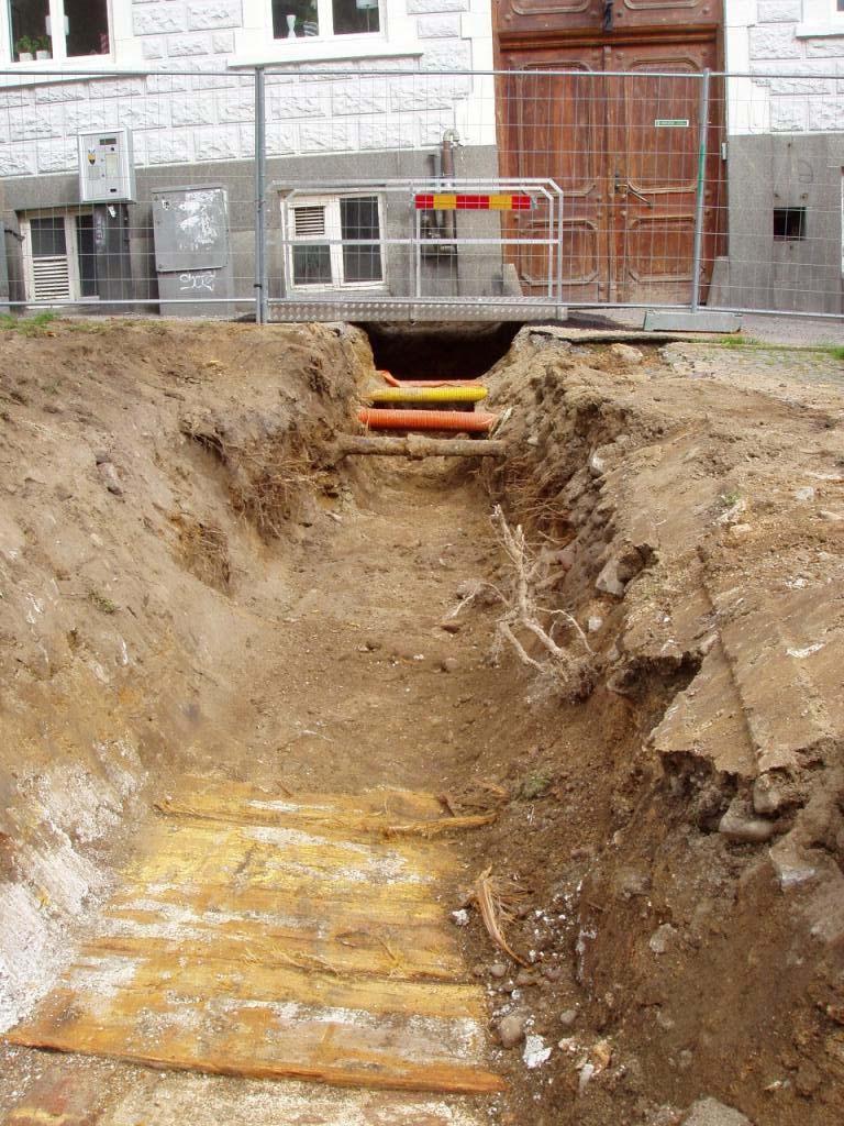 Rester av kalk och trä i anslutning till Kyrkogatan 16A.
