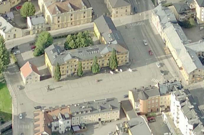 inte minst för att torget är ganska långsmalt behövas någon form av rumsskapande element som skiljer Gamla torget från de omgivande gatorma, främst Gamla Rådstugugatan och Repslagaregatan.