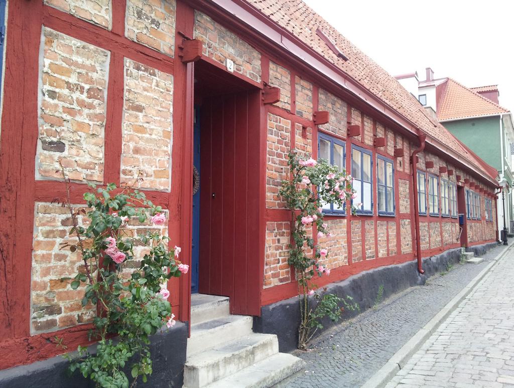 Vi vill Nu: Att digitala verktyg ska användas för att utveckla verksamheten i skola respektive vård.