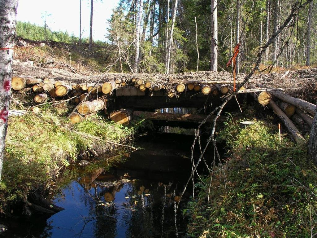 Figur 26. Exempel på god vattenhänsyn i skogsbruket tillfälliga broar för virkestransport.