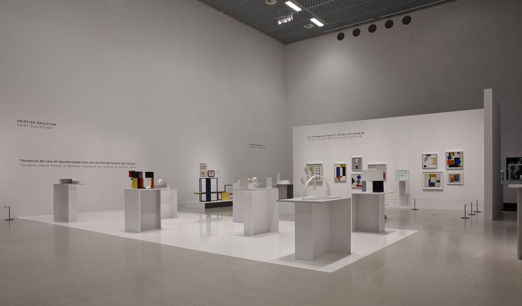 Vi kommer att titta på utställningen Kobro & Strzeminski: Ny konst i turbulenta tider Vad betyder ordet turbulent?