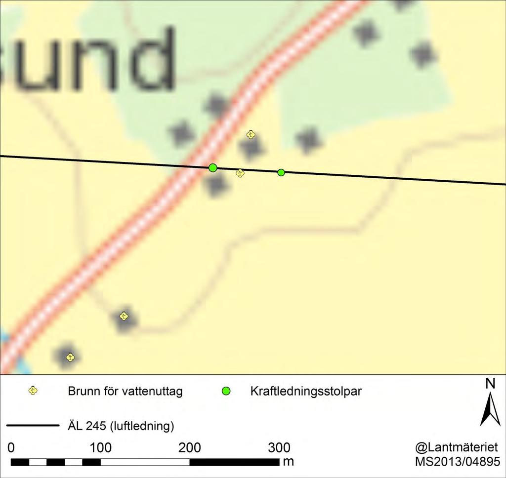 Figur 2. Kraftledningsstolpar som återfinns närmast brunnen för vattenuttag på fastighet Vällingsö 1:18.
