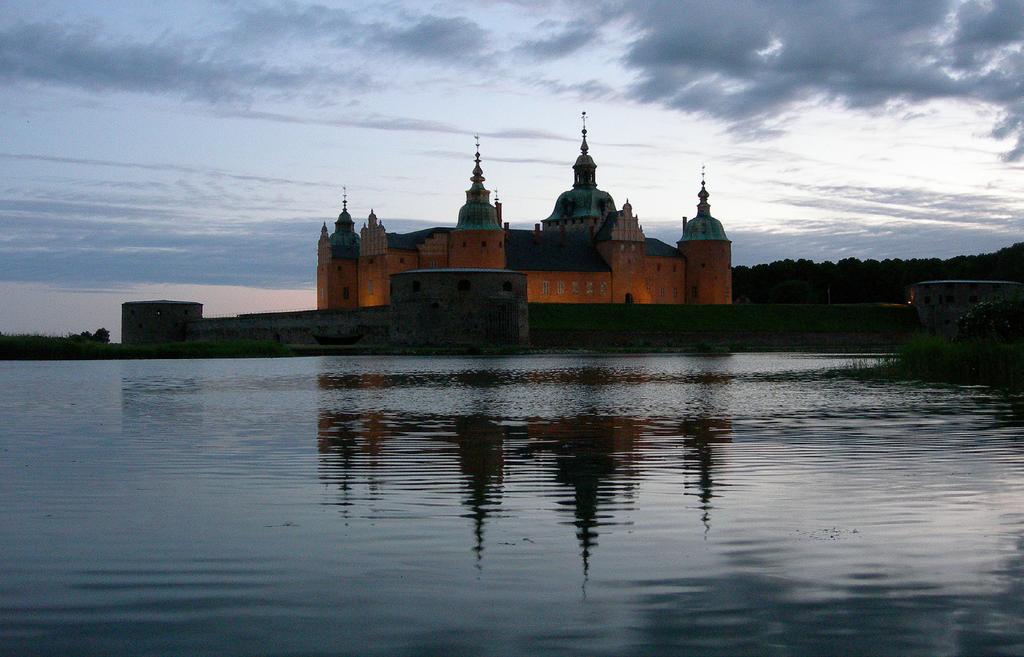 Vägledning för yttre ljussättning Ljus är ett relativt fenomen Vi upplever alltid ljusstyrka och intensitet i relation till omgivande ljusstyrka.