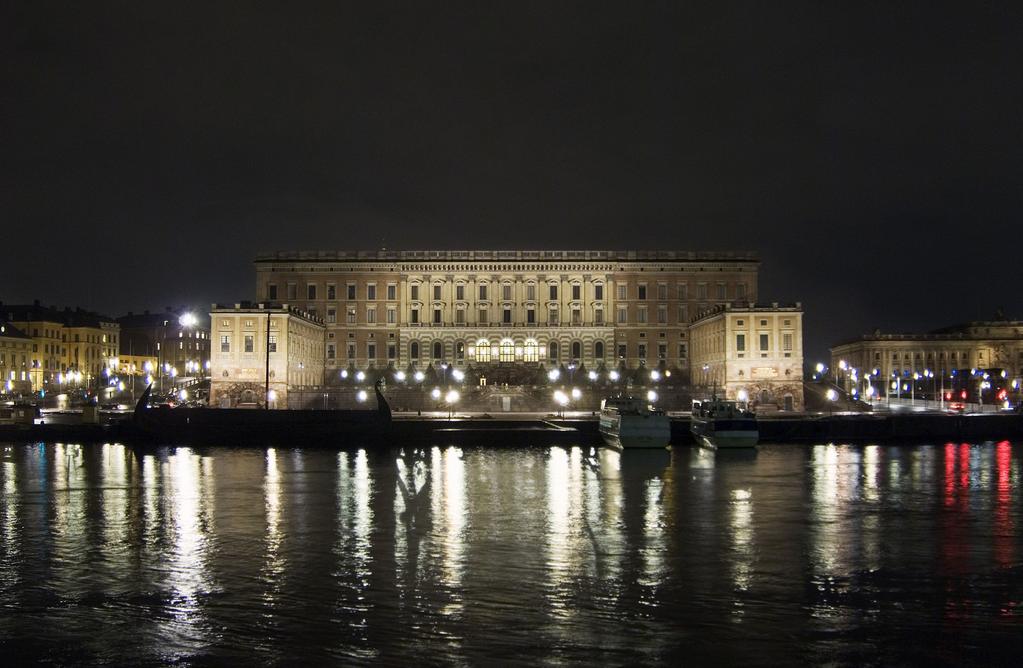 Stockholms slott Idén var att stärka slottets återhållsamma dominans över stadens vattenrum. Belysningen är samordnad med stadens trafikkontor vad gäller ljustemperatur, intensitet och infästningar.