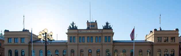 Stadshuset vid ett folktomt torg, folktomt