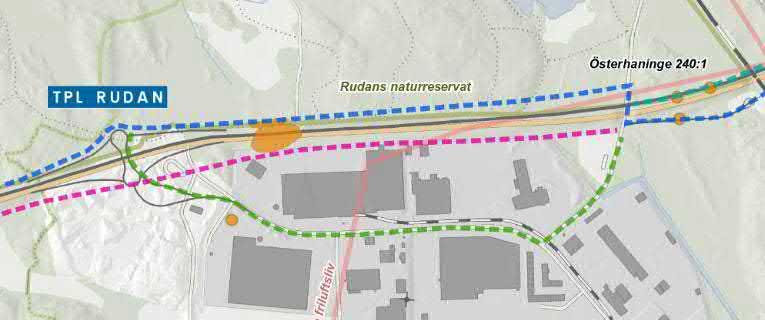 Mellan trafikplats Rudan och Rudanvägen har tre olika alternativ utretts; ett alternativ norr om motortrafikleden (blå), ett alternativ söder om motortrafikleden (rosa) samt ett alternativ utmed den