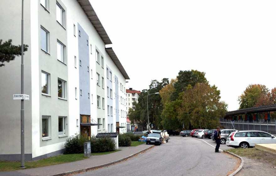 David Helldéns punkthus sedd från parkering invid planområdet med Matdaxs inlastningskaj till höger i bild. Kvarteret Sötmandeln med planområdet i bakgrunden.
