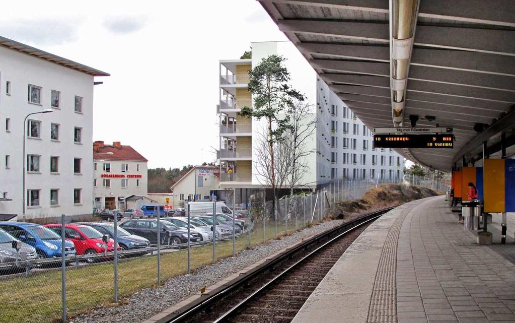 Sida 16 (35) Vy mot norr från tunnelbanans perrong. Bild: Arkitektstudio Witte Volymen Volymen är placerad uppe på bergsknallen. Den långsmala byggnaden knäcker på mitten och bildar en vinkel.