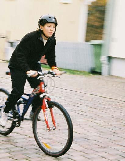 FÖRORD I dagsläget saknas gång- och cykelvägar längs flera viktiga vägar i länet och det saknas sammanhängande cykelstråk med hög standard.
