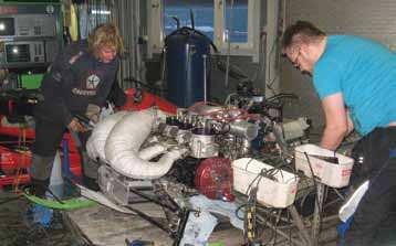 Här skruvas det i 1515 racer-maskinen. Morten och Knut skruvar i D&D 1200:an. Frits Price 1400 Dynorekord N/A Motor. Dynotest Rogers Pro Stock Racer. men som spottar ur sig 153Hp/8400Rpm.