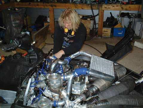 Roger har kört några år och den har säkert ätit ett 30-tal kolvar och 10-12 cylindrar. Under den här tiden har Roger alltid cylindrar på nikasilning och kolvar köps 12 åt gången.