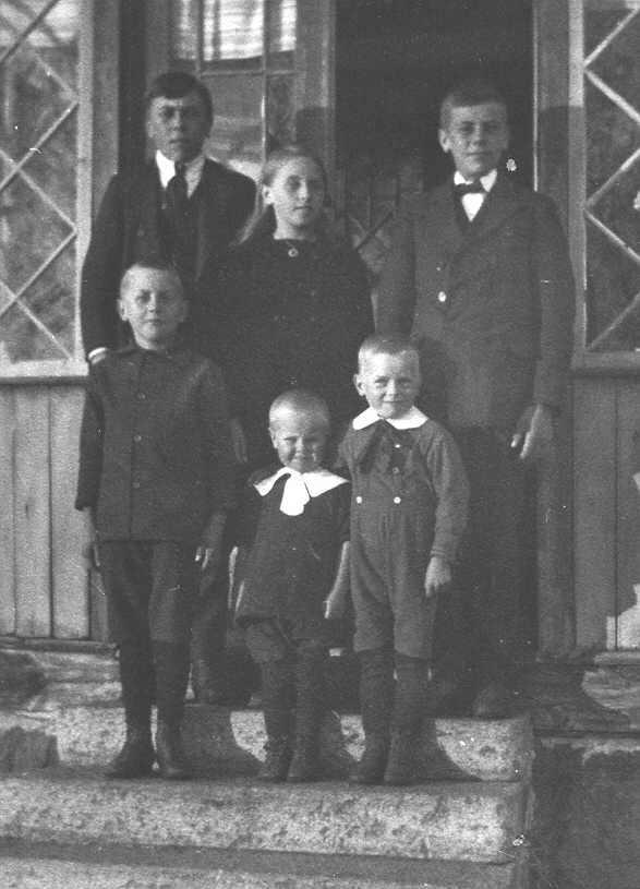 Negativ saknas till några bilder som Robert visat i sin släktutredning om hemmet bland annat till bilden på de sex syskonen.