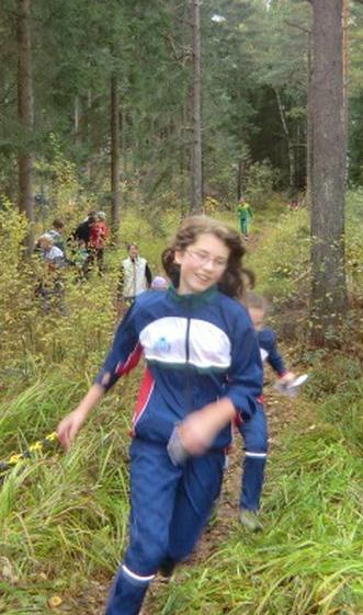 Orientering Filippa och Alicia stannar till för att kolla kartan.